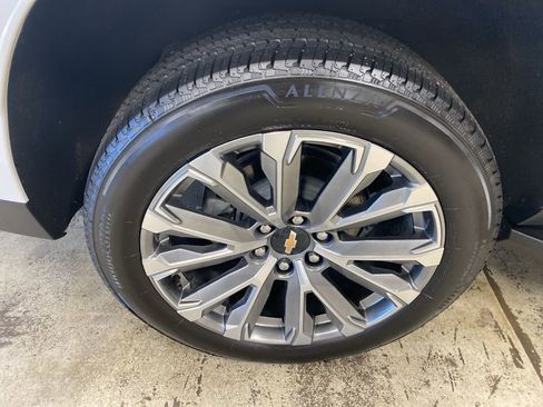 Certified 2025 Chevrolet Suburban High Country image 11