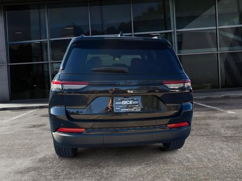 New 2025 Jeep Grand Cherokee Altitude image 5