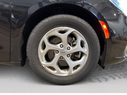 Used 2023 Chrysler Pacifica Limited FWD image 56