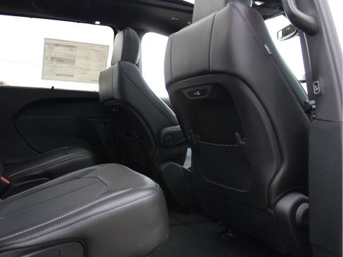 New 2026 Chrysler Pacifica Select image 32