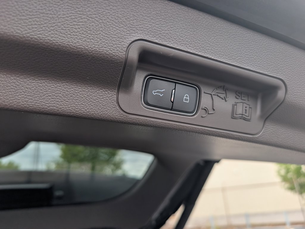 Used 2023 Ford Explorer Platinum w/ Technology Package AWD/4WD image 10