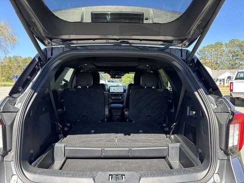 Used 2025 Ford Explorer Platinum RWD image 21