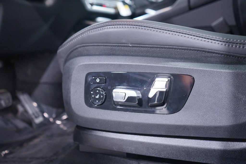 Used 2026 BMW X7 xDrive40i w/ M Sport Package AWD/4WD image 8
