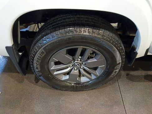 Used 2025 Nissan Frontier SV w/ SV Convenience Package RWD image 23
