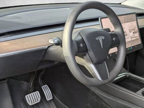 Used 2022 Tesla Model Y Performance image 4