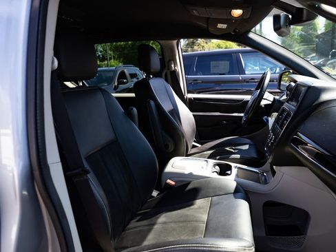 Used 2019 Dodge Grand Caravan SXT FWD image 22