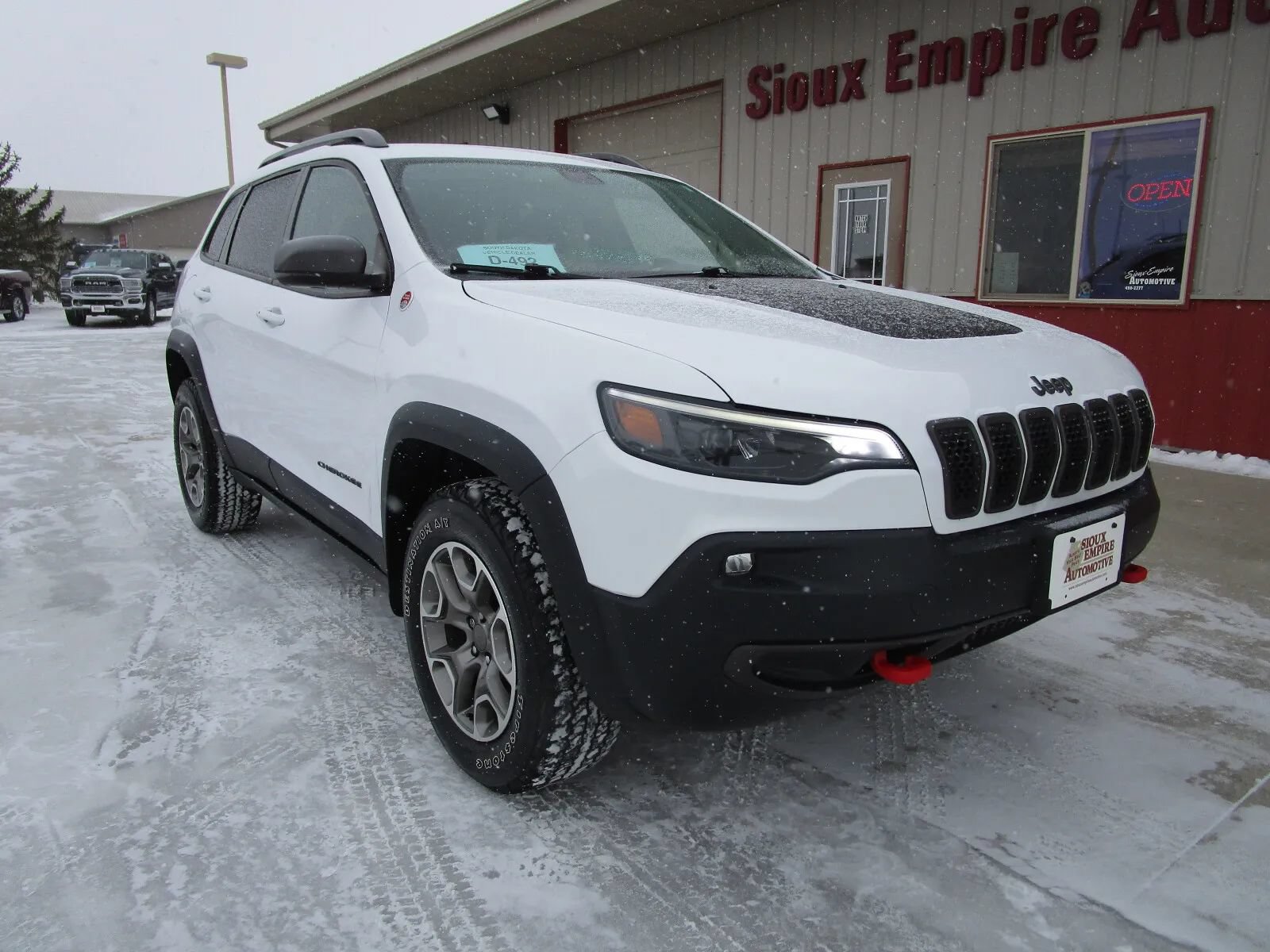 Used 2020 Jeep Cherokee Trailhawk w/ Cold Weather Group AWD/4WD image 3