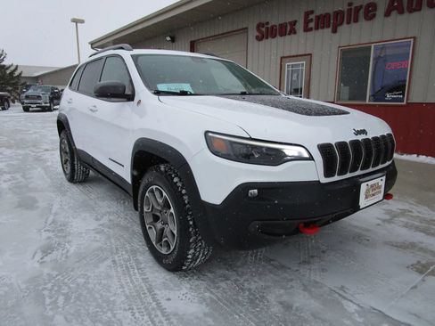 Used 2020 Jeep Cherokee Trailhawk w/ Cold Weather Group AWD/4WD image 3