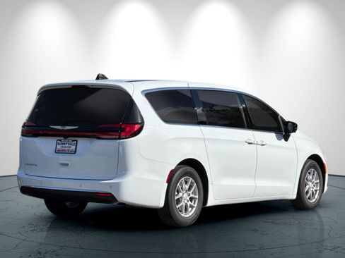 New 2026 Chrysler Pacifica Select image 4