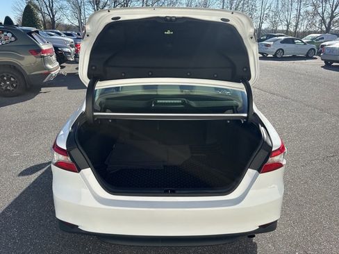 Used 2018 Toyota Camry L image 9