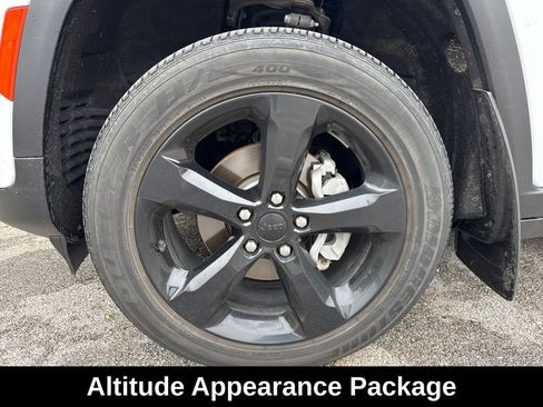 Used 2022 Jeep Grand Cherokee Altitude AWD/4WD image 11