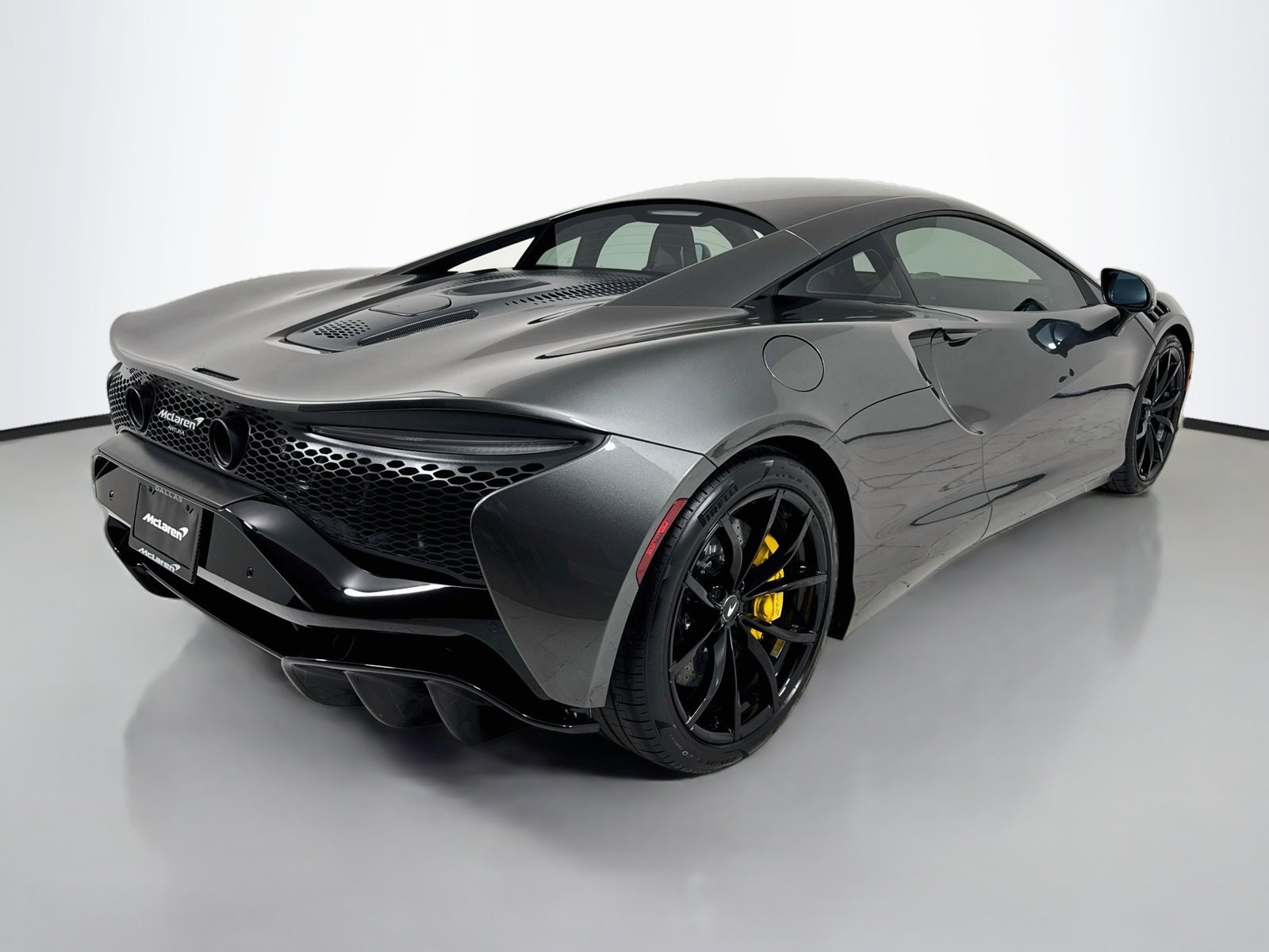 Used 2023 McLaren Artura RWD image 8