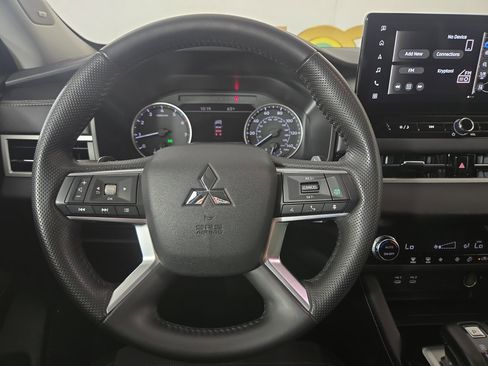 Used 2025 Mitsubishi Outlander SE AWD/4WD image 16