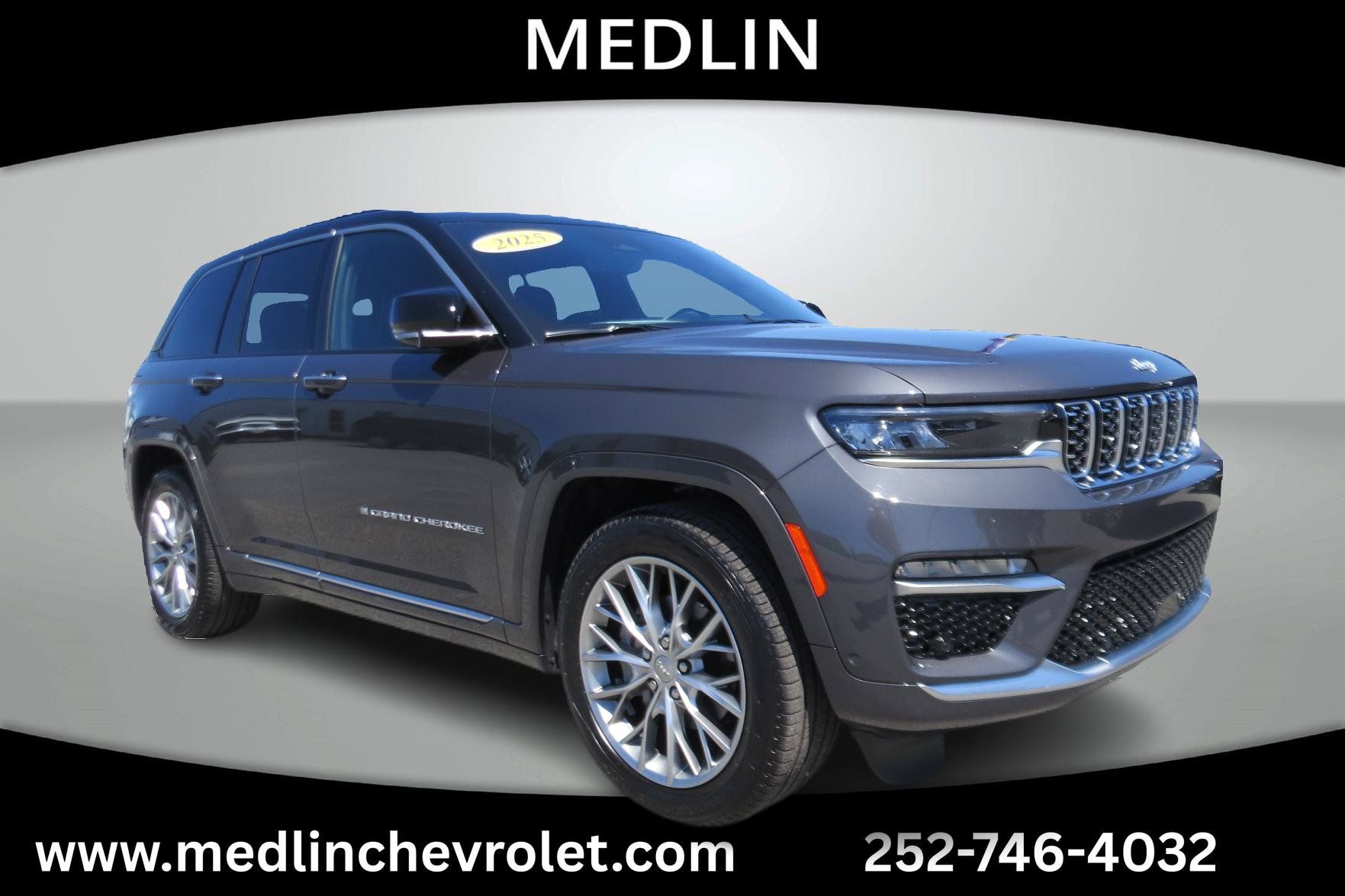Used 2025 Jeep Grand Cherokee Summit AWD/4WD image 3