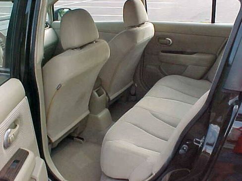 Used 2011 Nissan Versa Hatchback w/ Premium Pkg FWD image 10