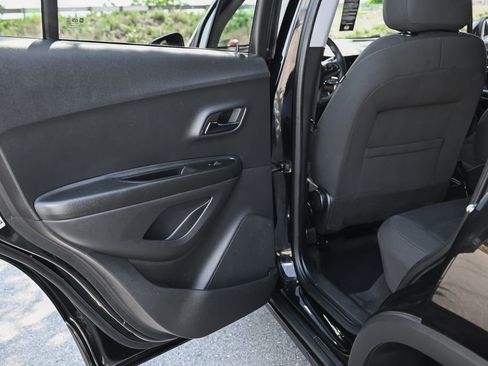 Used 2022 Chevrolet Trax LS w/ Tint and Cruise Package AWD/4WD image 32