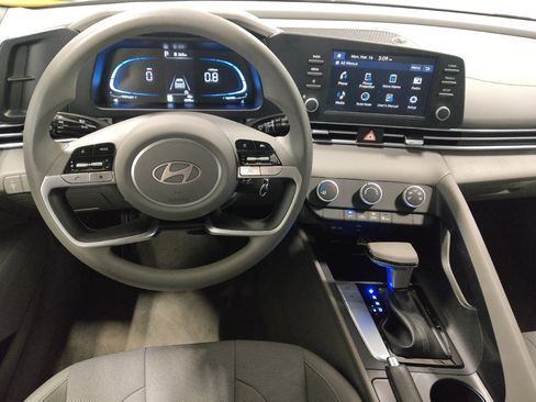 Used 2025 Hyundai Elantra SE FWD image 22