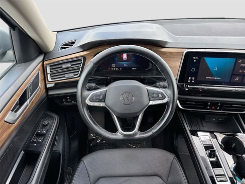 Used 2025 Volkswagen Atlas SE image 21