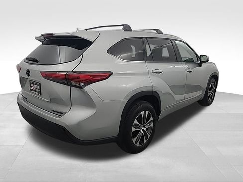 Used 2022 Toyota Highlander XLE image 4