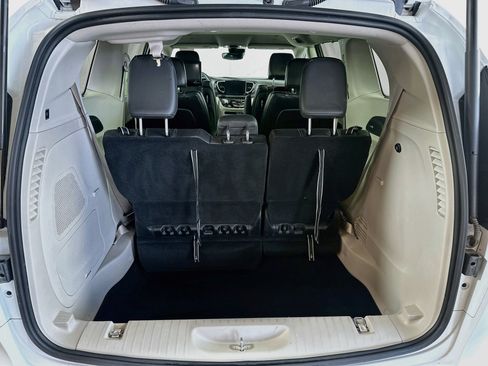 Used 2022 Chrysler Pacifica Touring-L w/ Uconnect Theater Family Group FWD image 26