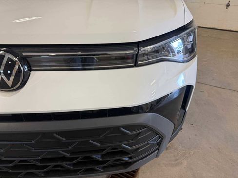 Used 2025 Volkswagen Taos SE image 5