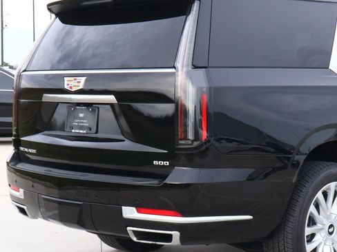 Certified 2025 Cadillac Escalade ESV Luxury image 11