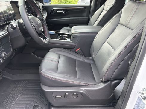 Used 2025 Chevrolet Suburban RST w/ Comfort Package AWD/4WD image 9