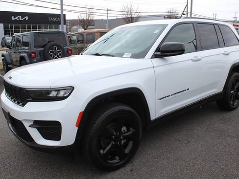 Used 2023 Jeep Grand Cherokee Altitude AWD/4WD image 2