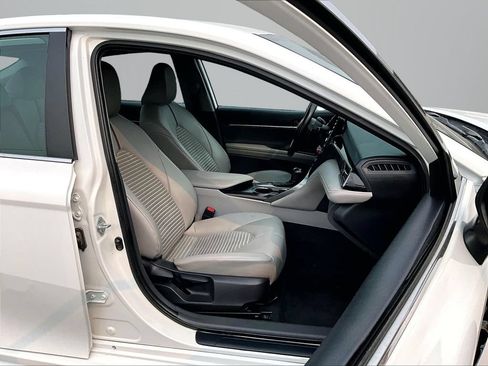Used 2022 Toyota Camry SE FWD image 8