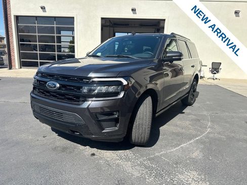 Used 2024 Ford Expedition Limited AWD/4WD image 3