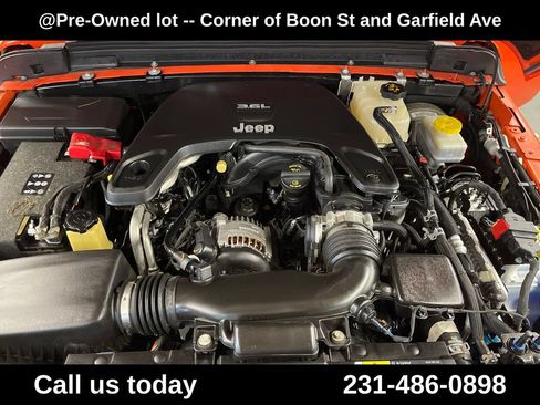 Used 2018 Jeep Wrangler Unlimited Sahara AWD/4WD image 4
