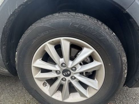 Used 2019 Kia Sorento LX w/ LX Convenience Package image 4