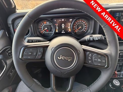 Used 2025 Jeep Wrangler Unlimited Rubicon image 18