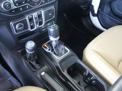Used 2018 Jeep Wrangler Unlimited Sahara AWD/4WD image 43