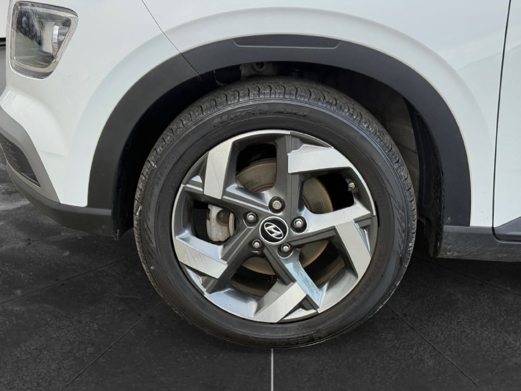 Used 2024 Hyundai Venue SEL FWD image 14