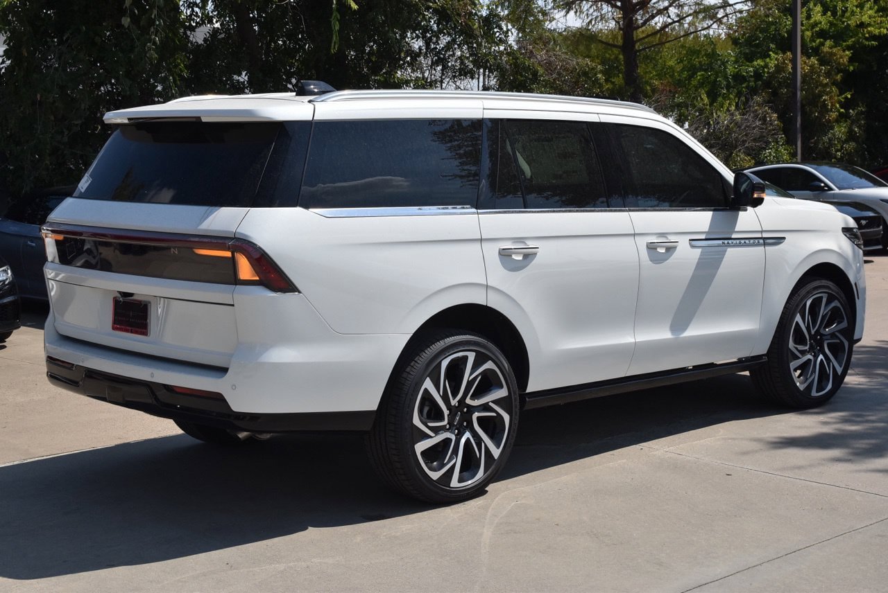 New 2027 Lincoln Navigator Reserve AWD/4WD image 6