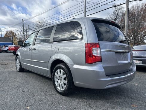 Used 2014 Chrysler Town & Country Touring image 6