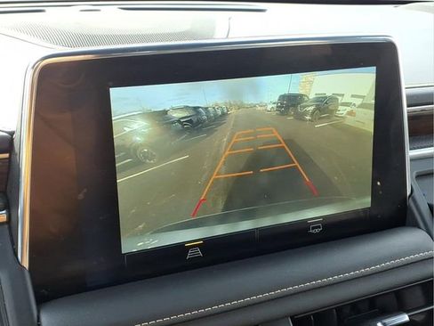 Used 2023 Chevrolet Suburban Premier image 9