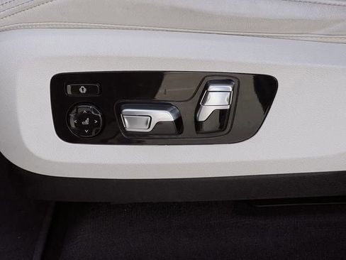 Used 2025 BMW X7 M60i w/ Climate Comfort Package image 23