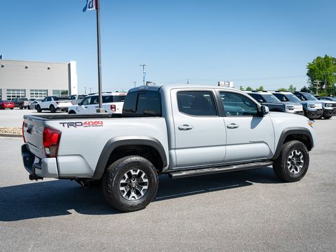 Used 2019 Toyota Tacoma TRD Off-Road AWD/4WD image 10