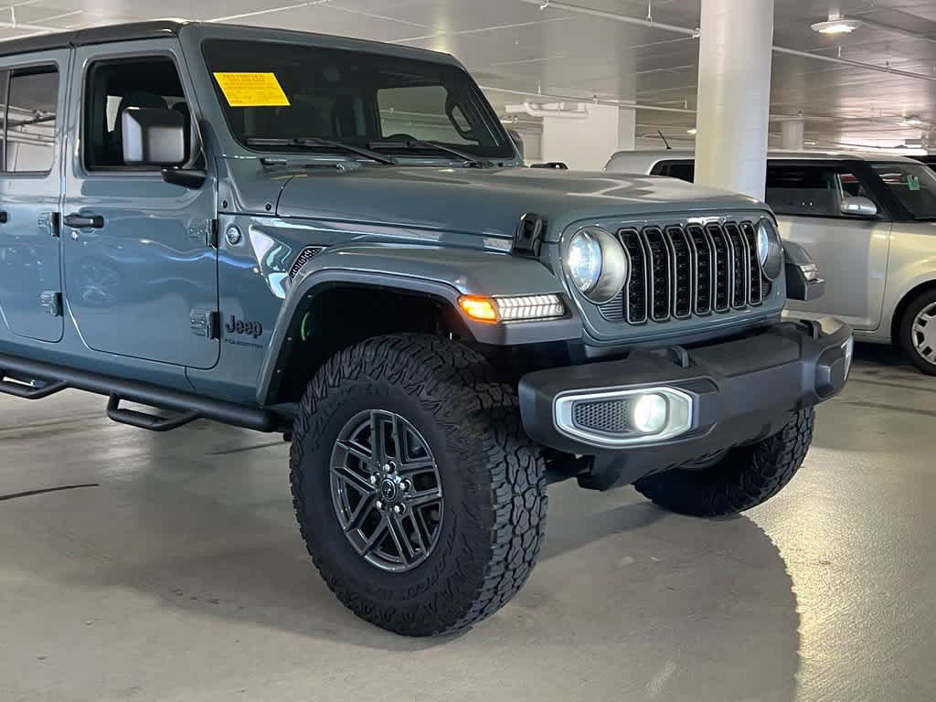Used 2024 Jeep Gladiator Sport AWD/4WD image 5