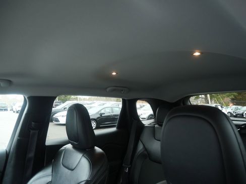 Used 2019 Jeep Cherokee Latitude Plus image 11