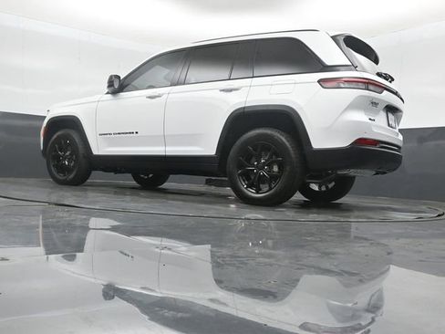 New 2025 Jeep Grand Cherokee Altitude AWD/4WD image 32