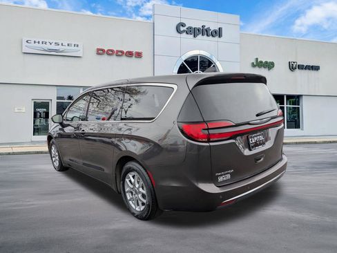 Used 2023 Chrysler Pacifica Touring-L FWD image 4
