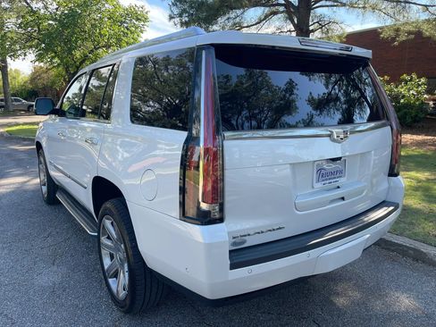 Used 2020 Cadillac Escalade Luxury RWD image 3