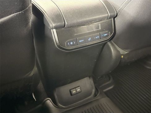 Used 2022 Toyota Highlander LE image 31