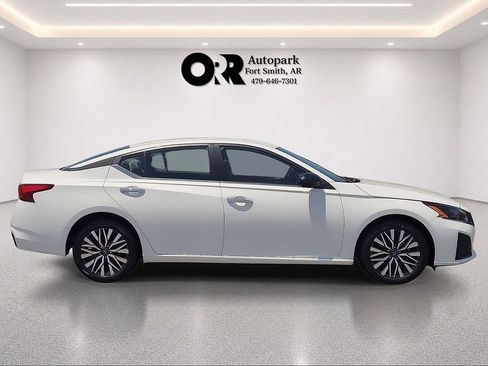 Used 2025 Nissan Altima 2.5 SV FWD image 5