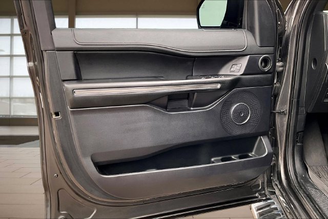 Used 2019 Ford Expedition XLT w/ Equipment Group 202A AWD/4WD image 22