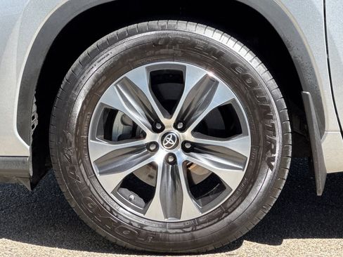 Used 2022 Toyota Highlander XLE AWD/4WD image 13