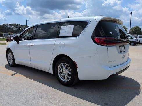 Used 2024 Chrysler Pacifica Touring-L FWD image 7